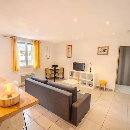 Lisa - Spacious Terrace Ground Floor - By Tgb